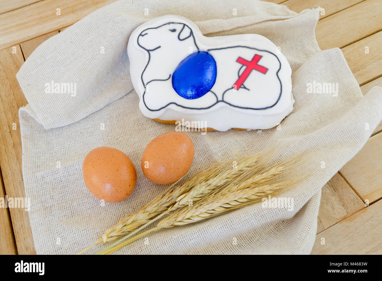 La nourriture traditionnelle maltaise pour Pâques. Pâtisseries sucrées figolla avec symboles de Pâques Banque D'Images