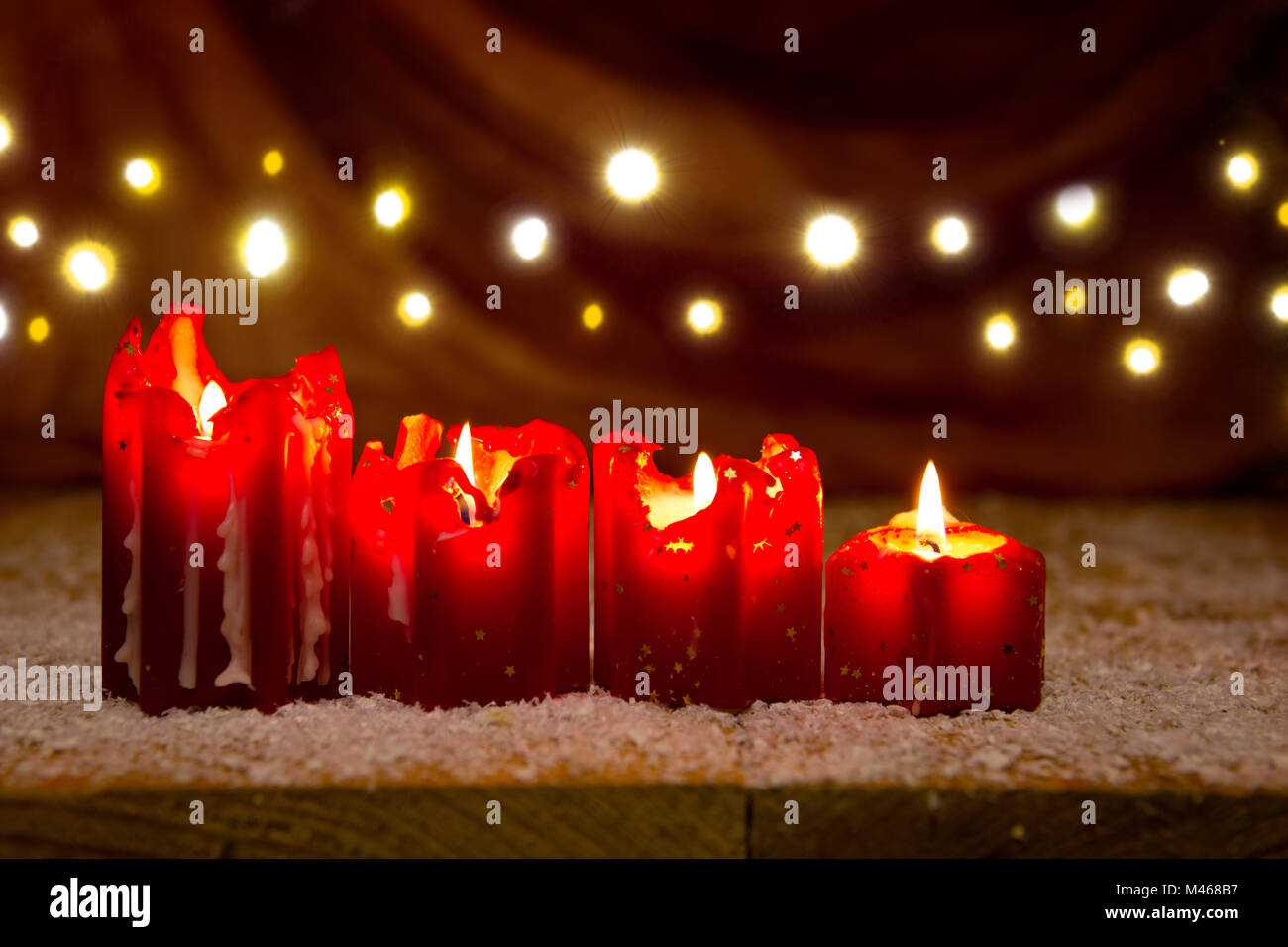 Quatre Bougie de Noël rouge pour l'Avent et de la lumière. Banque D'Images