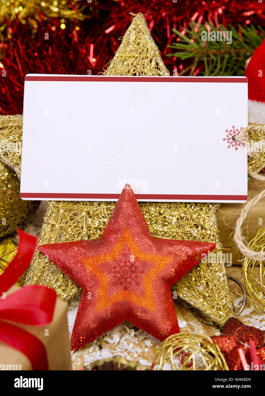 Carte de Noël en blanc avec des cadeaux,Santa hat et décoration. Banque D'Images
