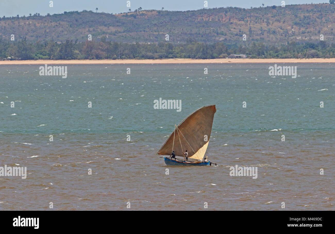 Voile sur la mer agitée en Dhow à Mahajanga, Madagascar Novembre Banque D'Images