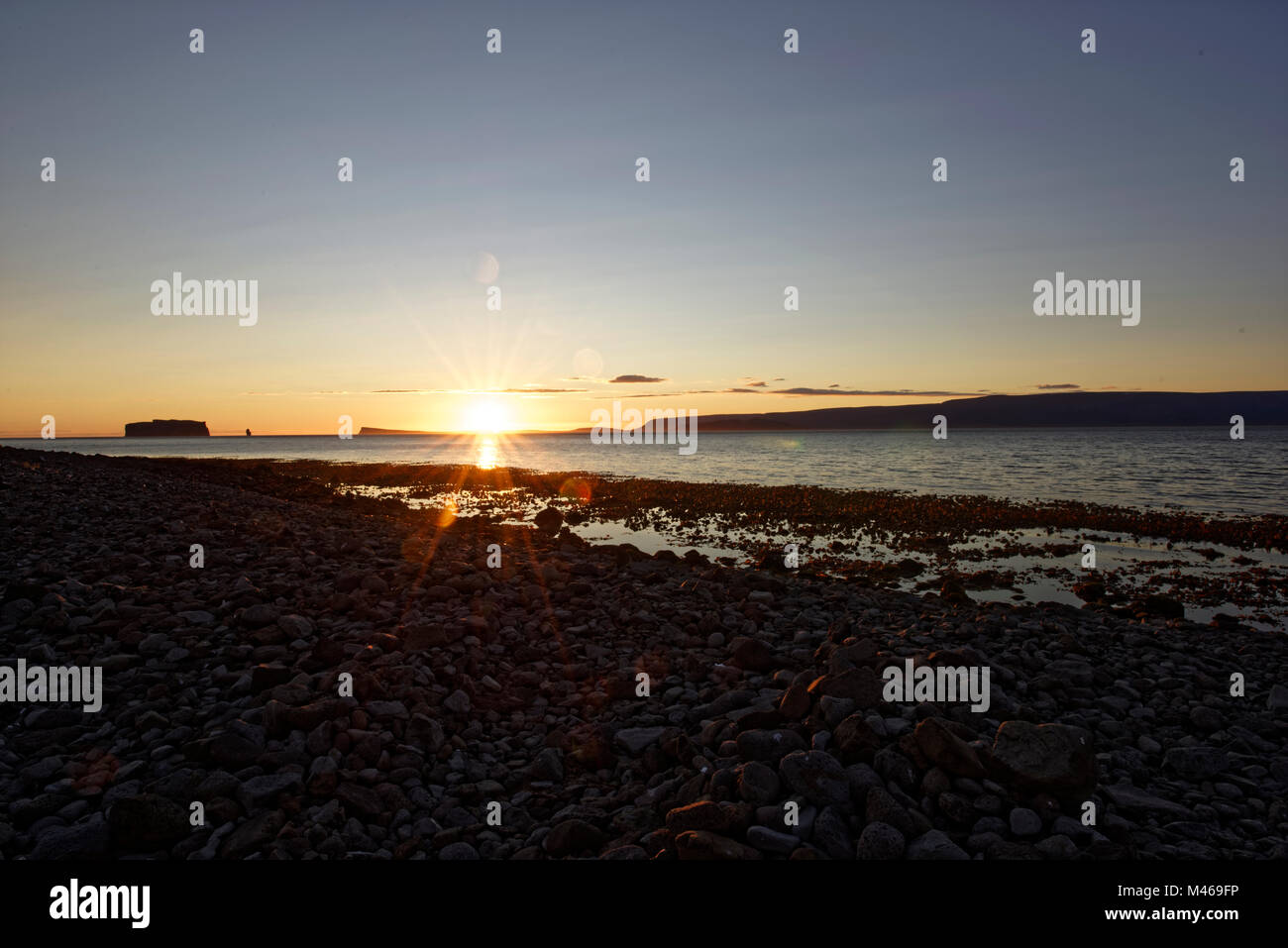 Unbewohnte isländische Drangey ist eine Insel, die in der Mitte des Fjordes gelegen Skagafjörður. Banque D'Images