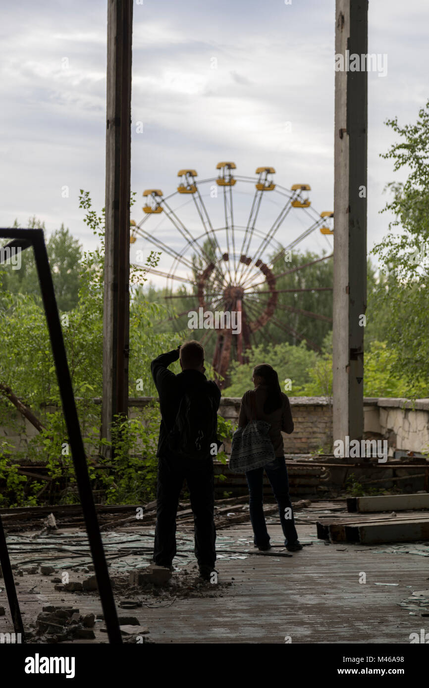 Les touristes photographier la grande roue emblématique dans la ville de Pripyat, Tchernobyl, l'Ukraine Banque D'Images
