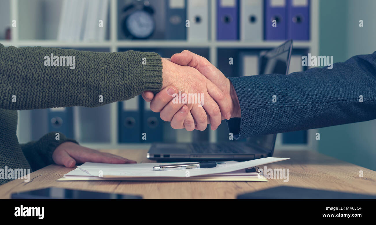 L'homme et la femme se serrer la main au cours d'une entente commerciale. Business Start up femme entrepreneur de faire à l'amiable avec de grandes sociétés société Banque D'Images