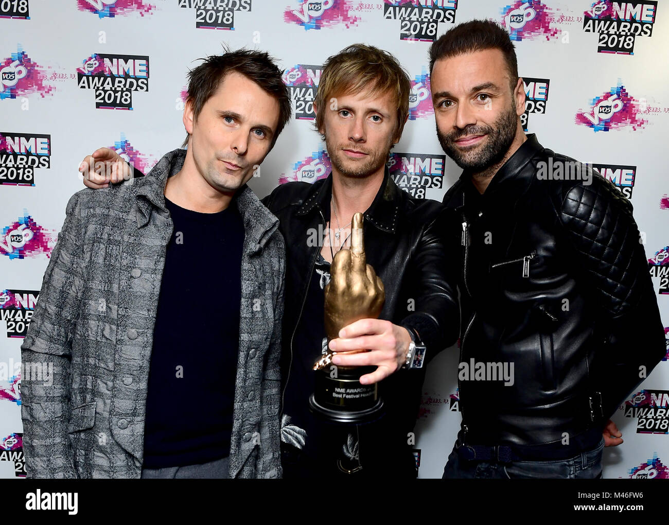 Matt Bellamy, Chris Wolstenholme et Dominic Howard de Muse maintenant l'award du meilleur groupe international dans la salle de remise des prix à la VO5 NME Awards 2018 qui a eu lieu à l'O2 Brixton Academy, à Londres. Banque D'Images