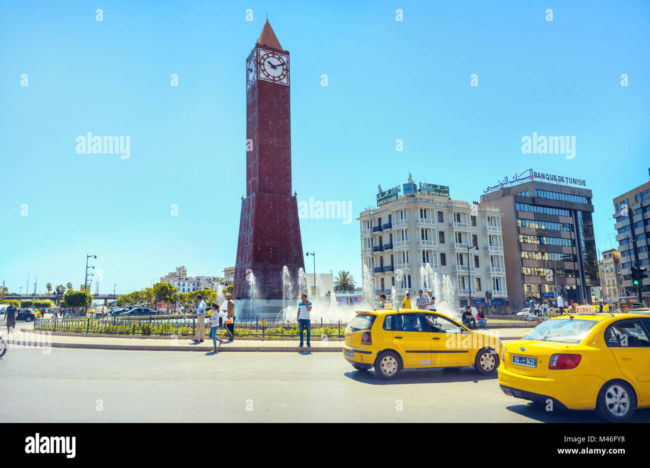 Tour de l'horloge (clock) Big Ben et fontaine sur place centrale dans le centre-ville. Tunis, Tunisie, Afrique du Nord Banque D'Images