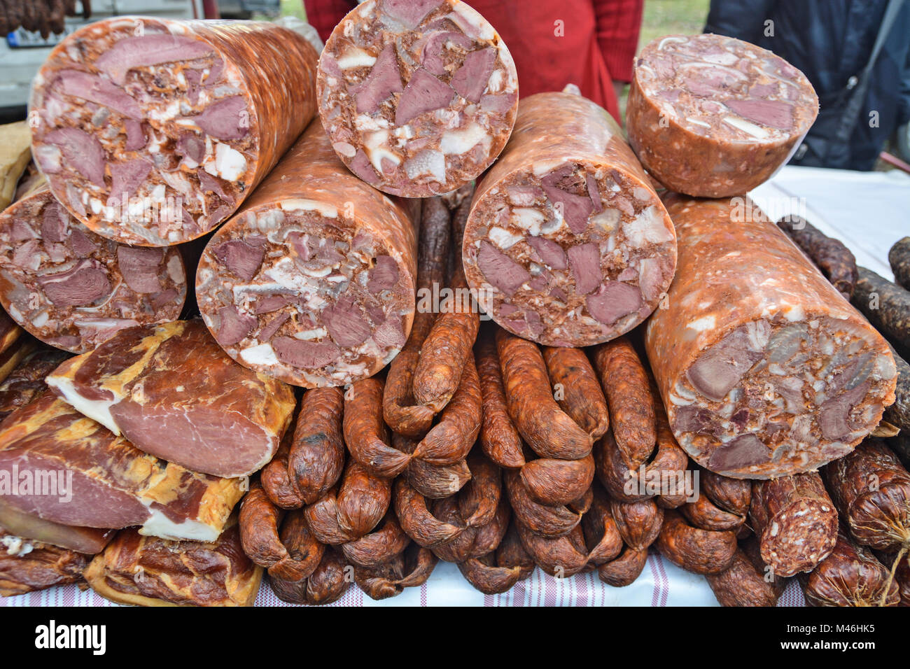 Saucisses fraîches et sèches et d'autres produits en dégustation et à la vente. Banque D'Images Saucisses fraîches et sèches et d'autres produits en dégustation et à la vente. Banque D'Images