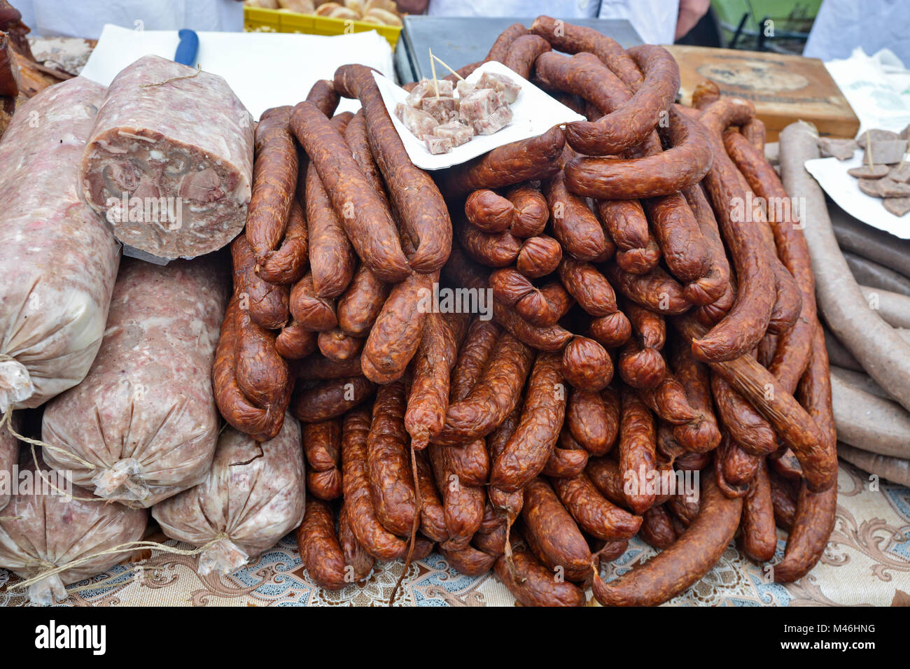 Saucisses fraîches et sèches et d'autres produits en dégustation et à la vente. Banque D'Images Saucisses fraîches et sèches et d'autres produits en dégustation et à la vente. Banque D'Images