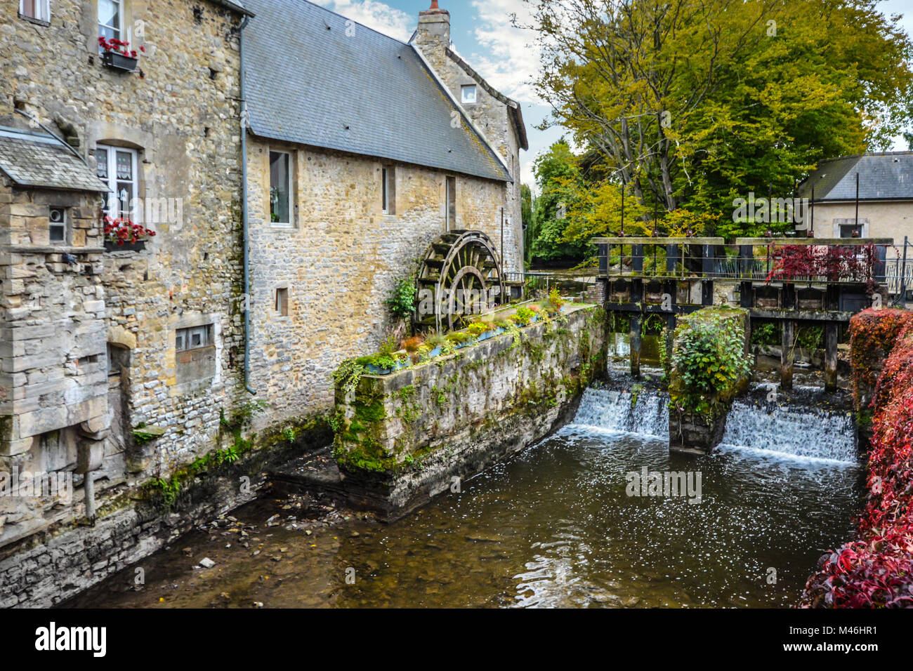 Le Moulin à Eau Sur La Rivière Aure Dans La Ville Médiévale