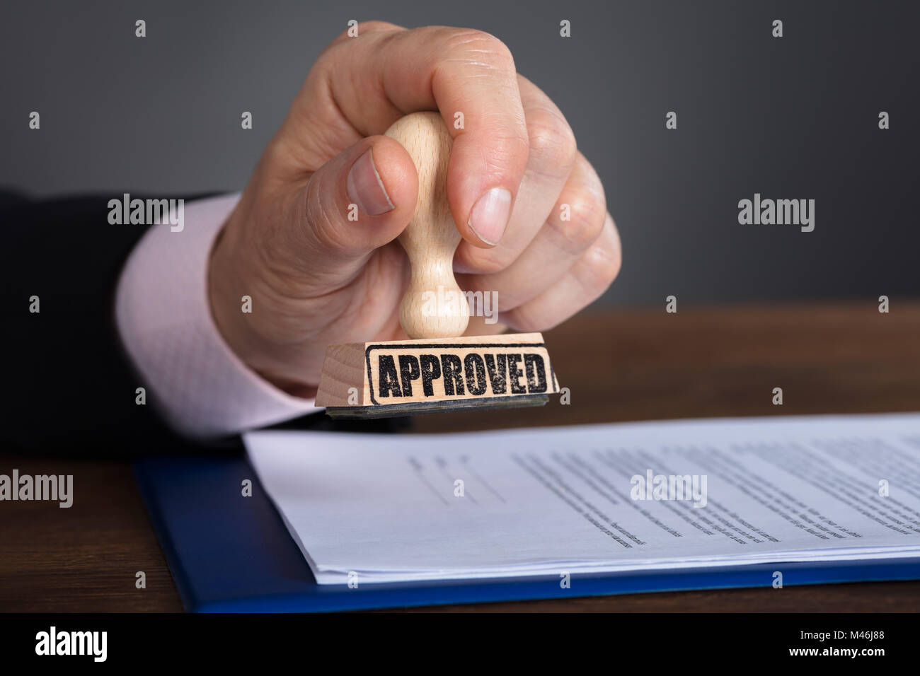 Close-up of a person's Hand piétinement sur le document approuvé Banque D'Images