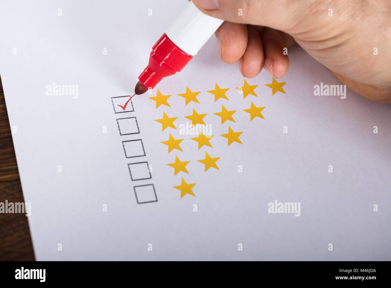 Personne qui donne le meilleur sur papier à l'aide de Marqueur rouge Banque D'Images