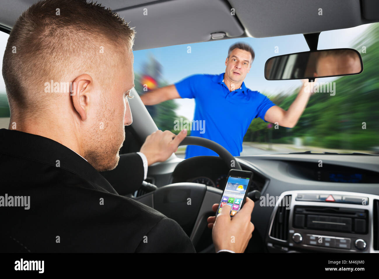 Un conducteur irresponsable s'apprête à exécuter sur un piéton tout en utilisant Mobilephone Banque D'Images