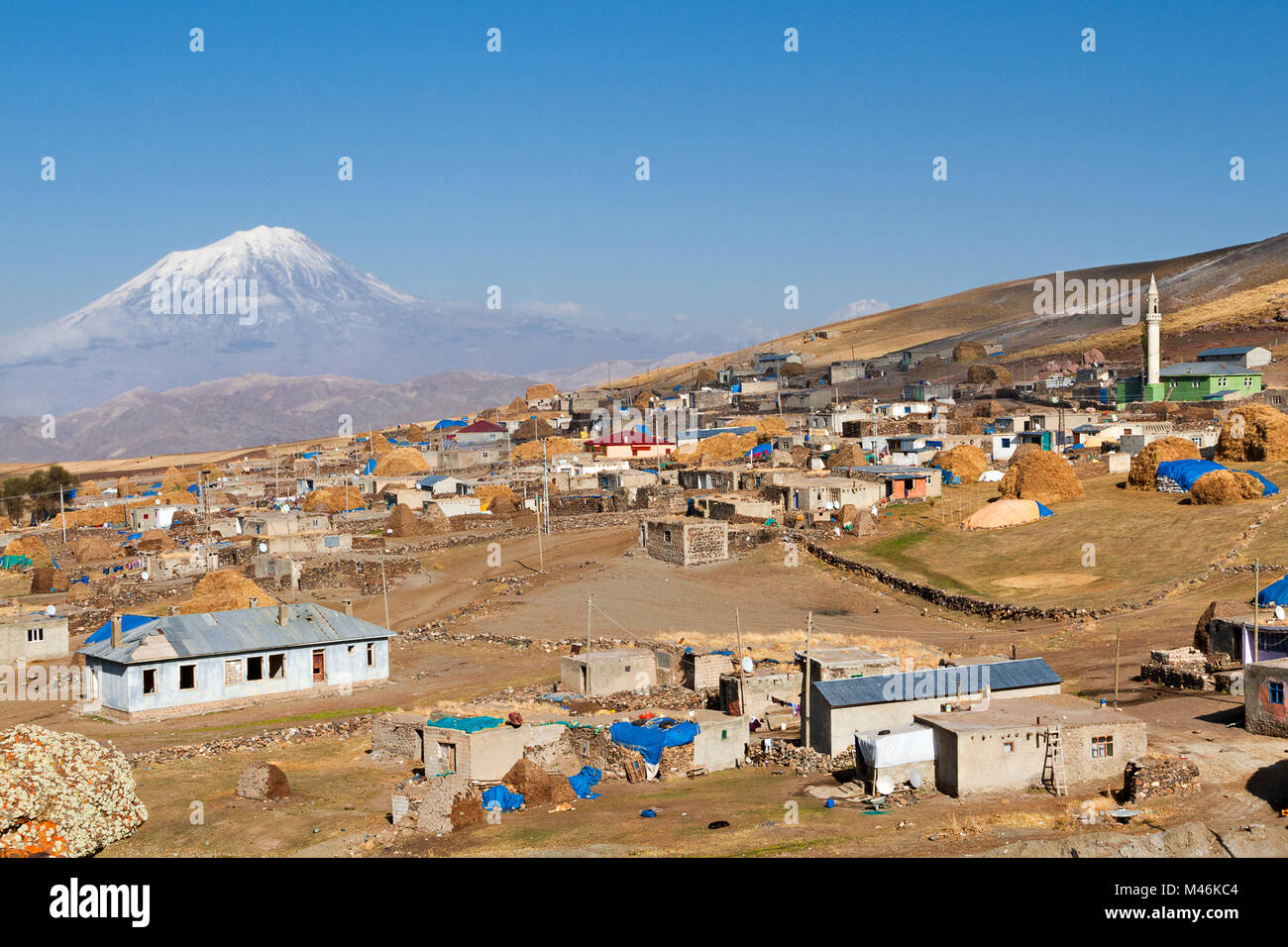 Village d'Anatolie de l'est avec le Mont Ararat dans l'arrière-plan Banque D'Images