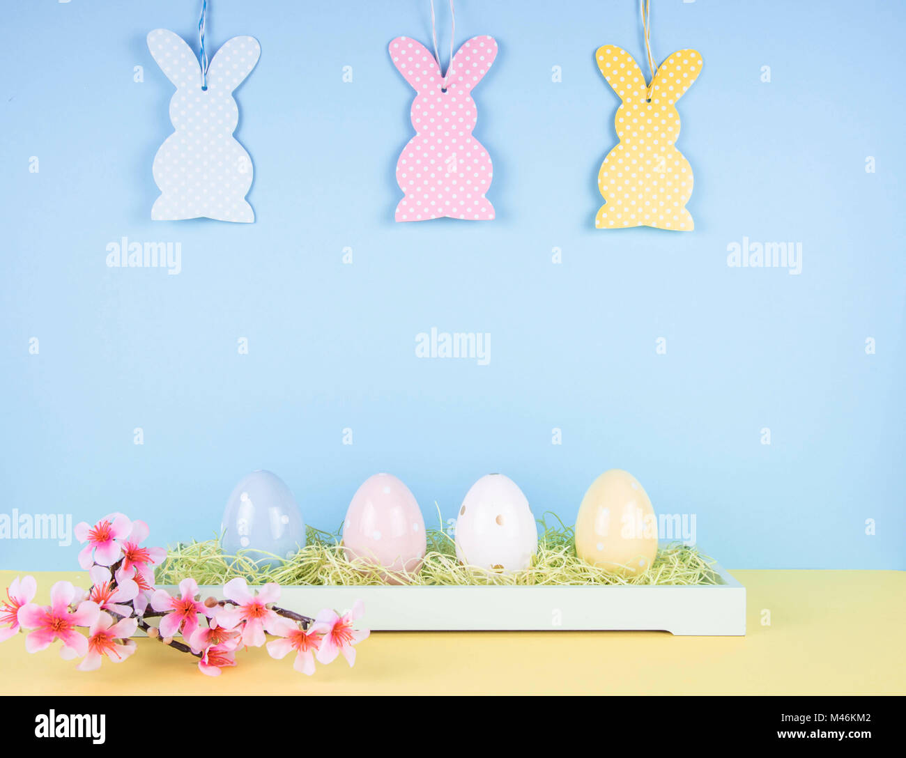 Composition pâques créatives avec des oeufs peints et lapin de Pâques. Banque D'Images