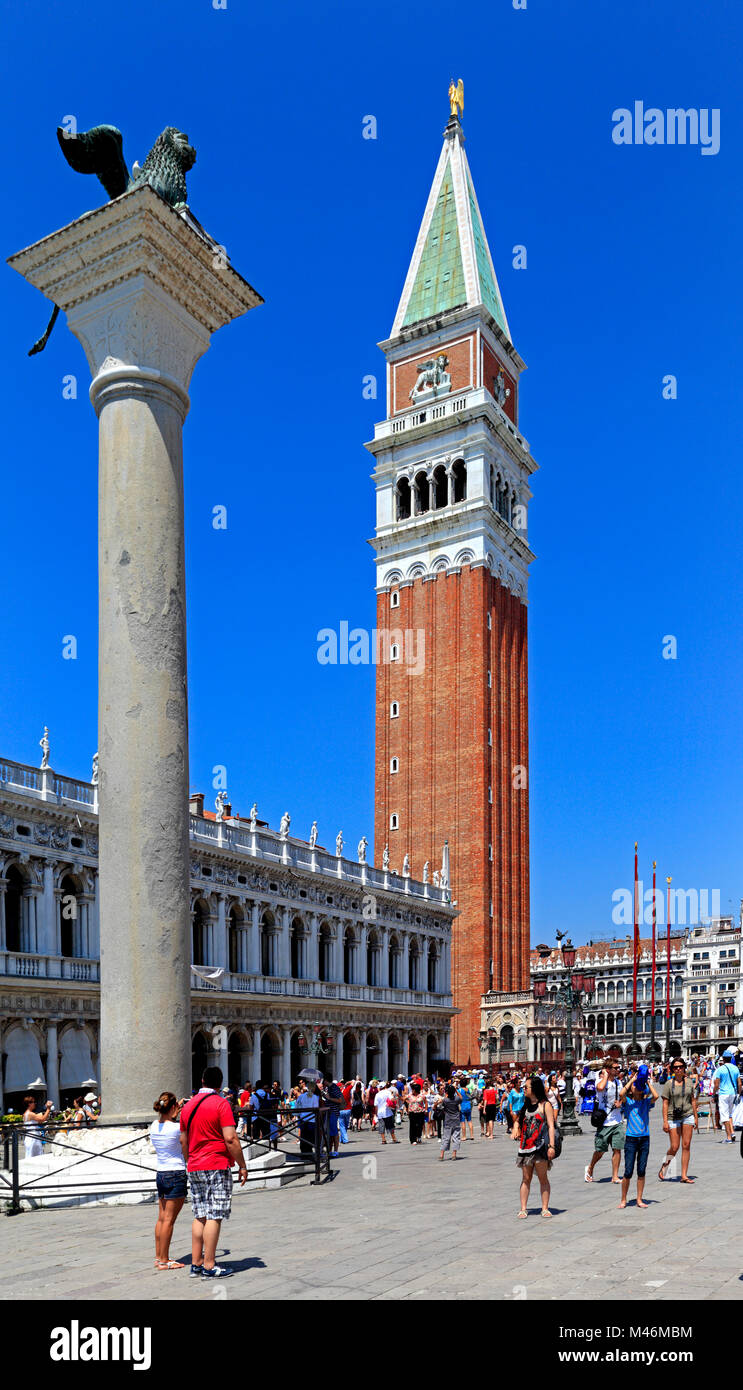 Venise, Vénétie / ITALIE - 2012/07/05 : Venise centre ville - vue sur la Place St Marc - et le clocher de Saint Marc Banque D'Images