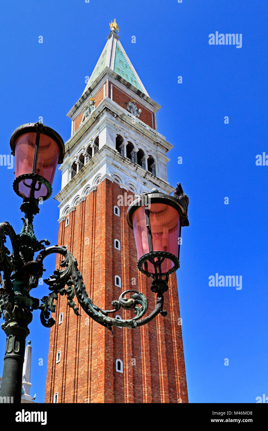 Venise, Vénétie / ITALIE - 2012/07/05 : Venise centre ville - vue sur la Place St Marc - et le clocher de Saint Marc Banque D'Images