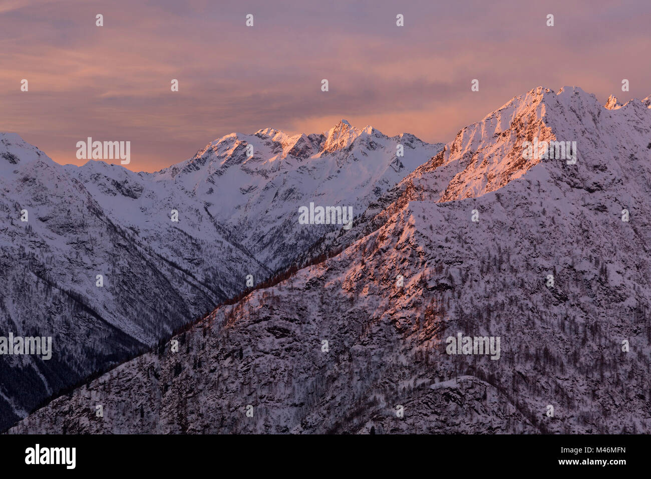 Sunriseon les montagnes de Zermatt en hiver de l'Alpe Sattal, Vercelli, province de Vercelli, au Piémont, Italie Banque D'Images