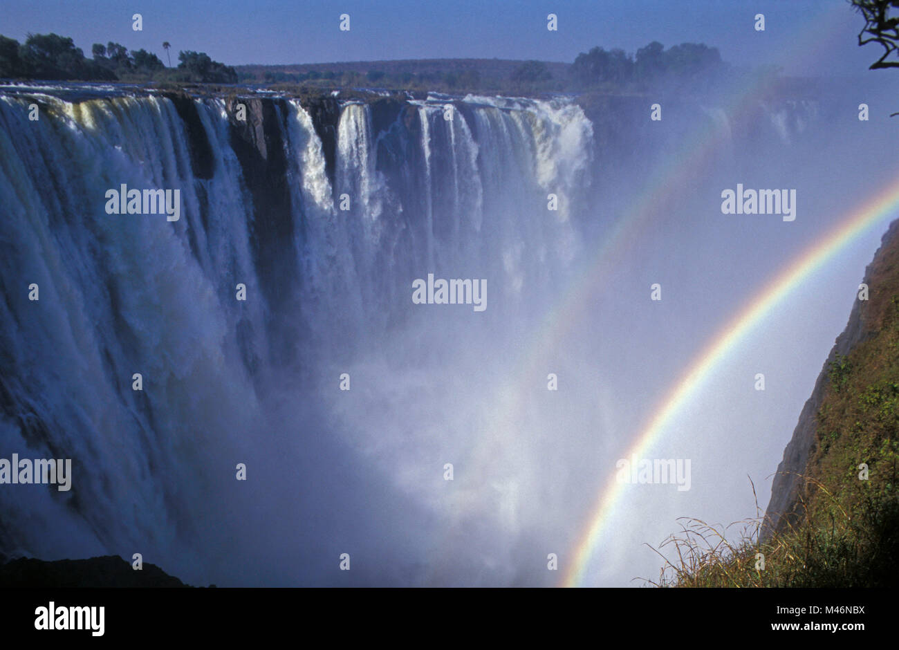 Le Zimbabwe. Près de Victoria Falls. Les chutes Victoria. Arc-en-ciel. L'Unesco, site du patrimoine mondial. Banque D'Images
