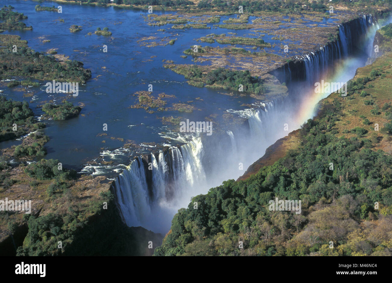 Le Zimbabwe. Près de Victoria Falls. Les chutes Victoria. Arc-en-ciel. Vue aérienne. L'Unesco, site du patrimoine mondial. Banque D'Images