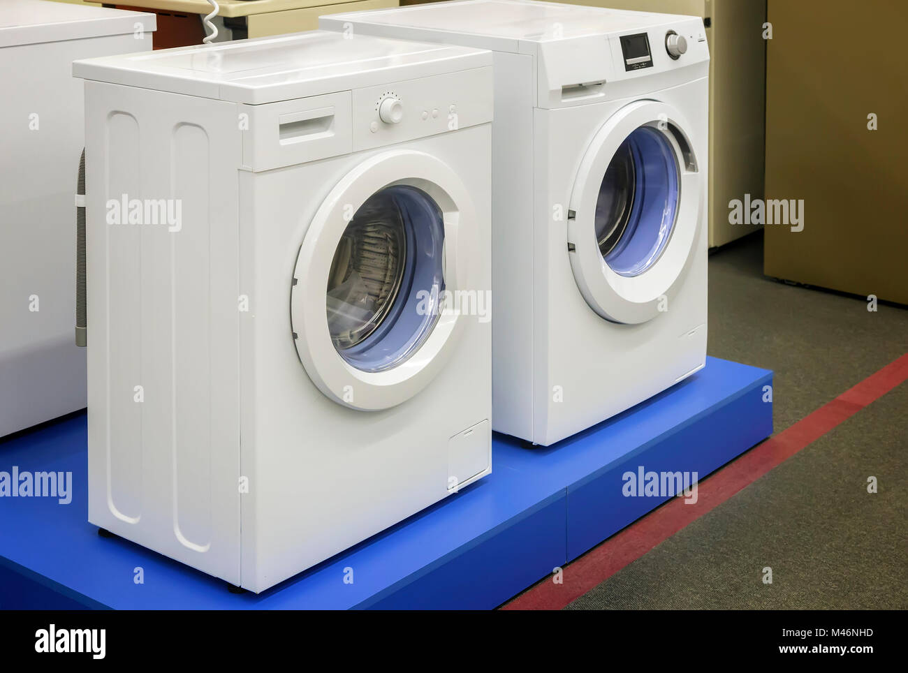 La quincaillerie est à vendre une machine à laver moderne de fabricants différents et avec différents type de lavage. Banque D'Images