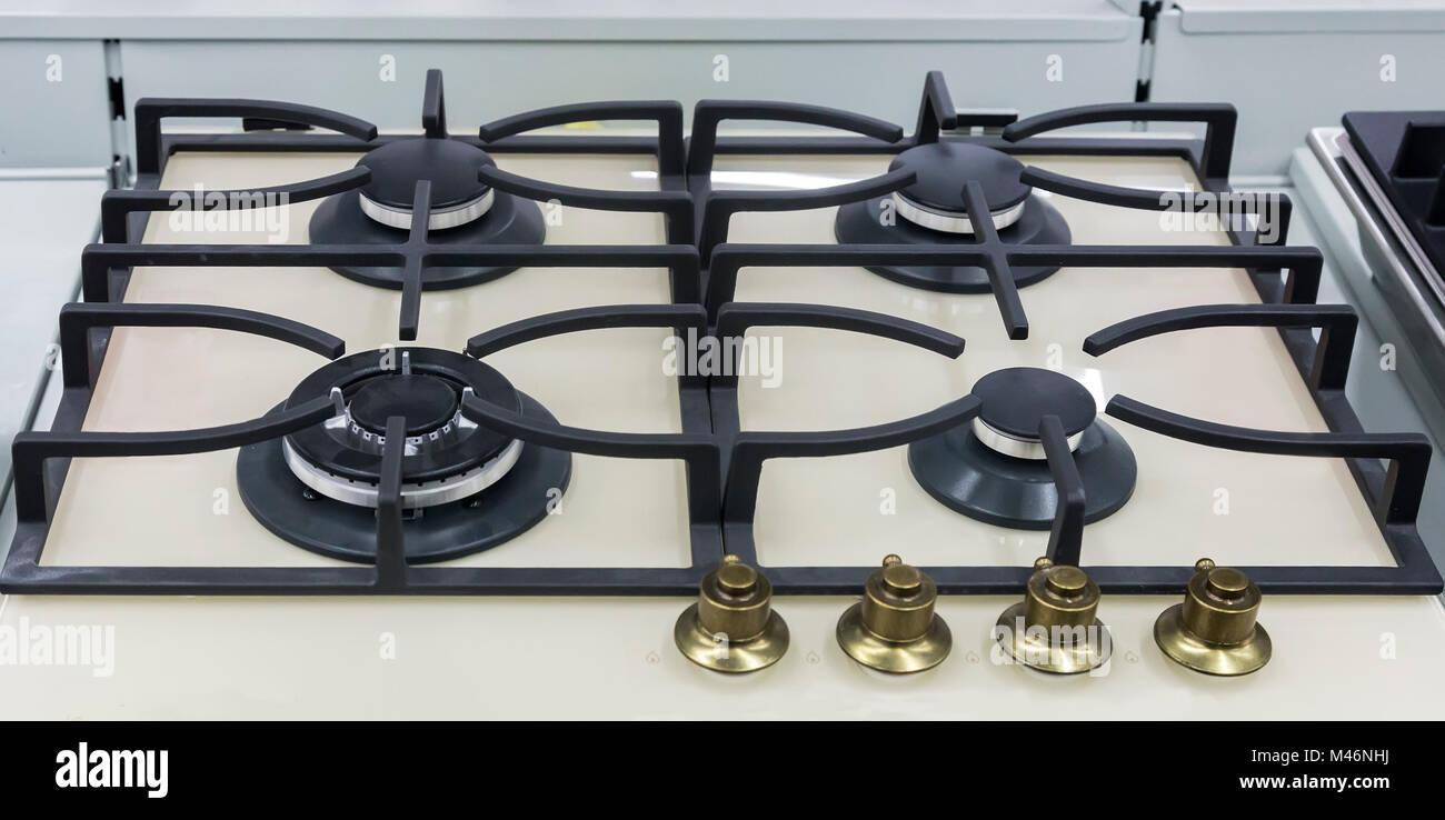Un fragment de la surface de la cuisinière à gaz : brûleur et stand. Gros plan présente. Banque D'Images