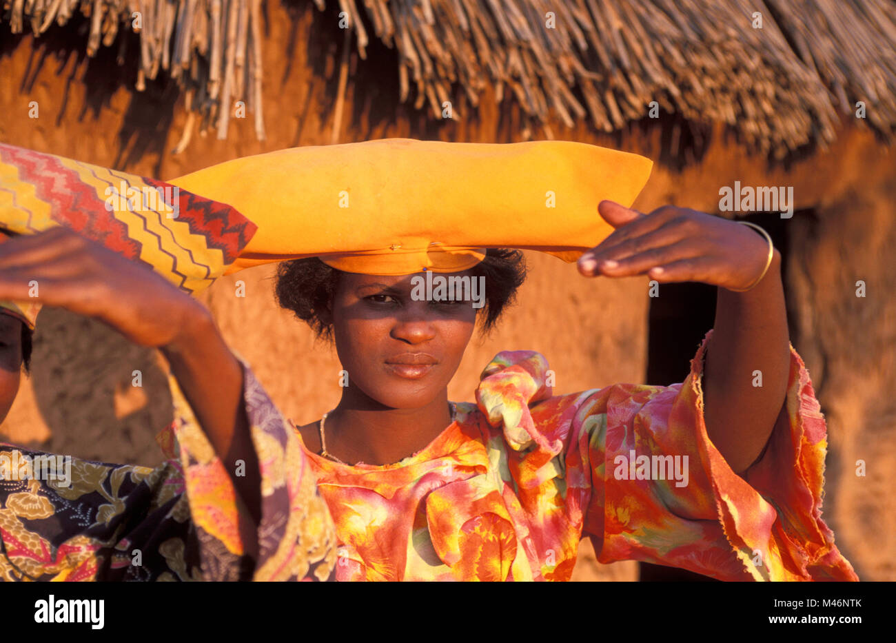 La Namibie. Kaokoveld, près d'Opuwo. Les femmes Herero. Vicotorian typique robe et chapeau. Banque D'Images