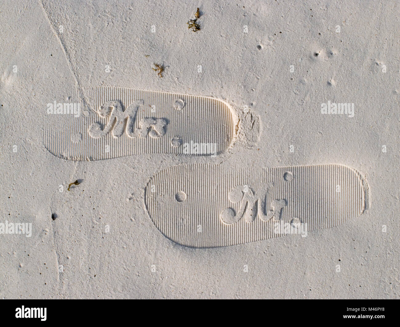M. et Mme Flip flop s'imprints, dans le sable, Eagle Beach, Aruba, Antilles néerlandaises, Caraïbes Banque D'Images