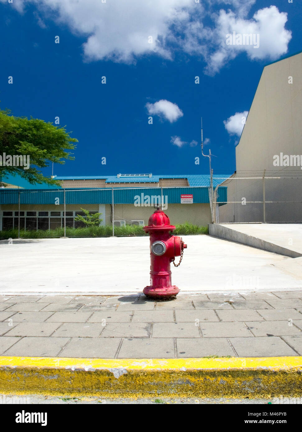 Red Fire Hydrant, aéroport d'Oranjestad, Antilles néerlandaises, Aruba, Caraïbes Banque D'Images
