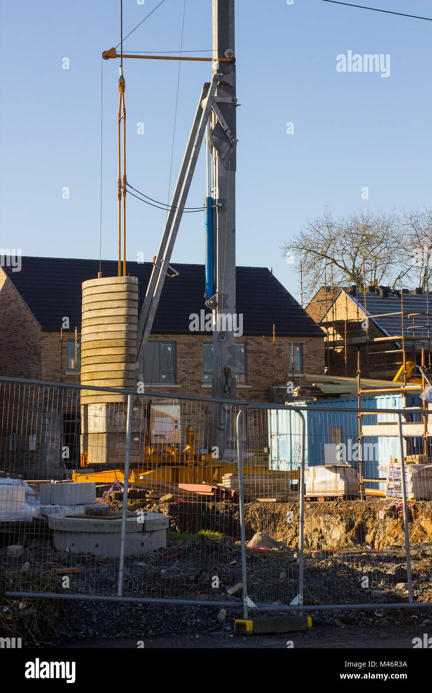 Une seule colonne de grue à tour de style cantilever en usage pour la construction de logements privés occupés à bâtir sur un site dans Bangor comté de Down en Irlande du Nord Banque D'Images