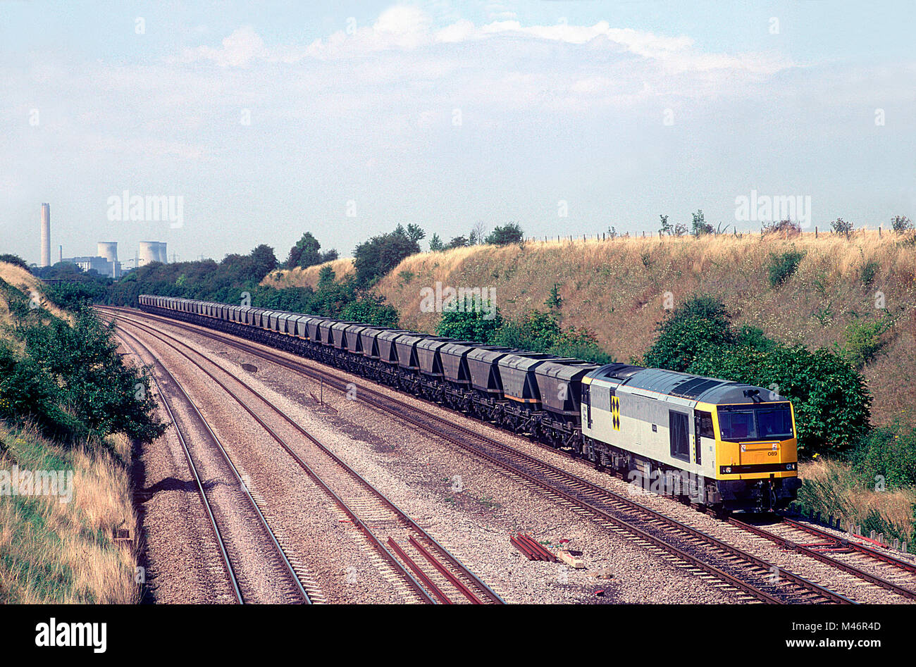 Un certain nombre de locomotives diesel de catégorie 60 60089 un travail vide merry go round de travail du charbon de Didcot Power Station à South Moreton. 14 août 1993. Banque D'Images