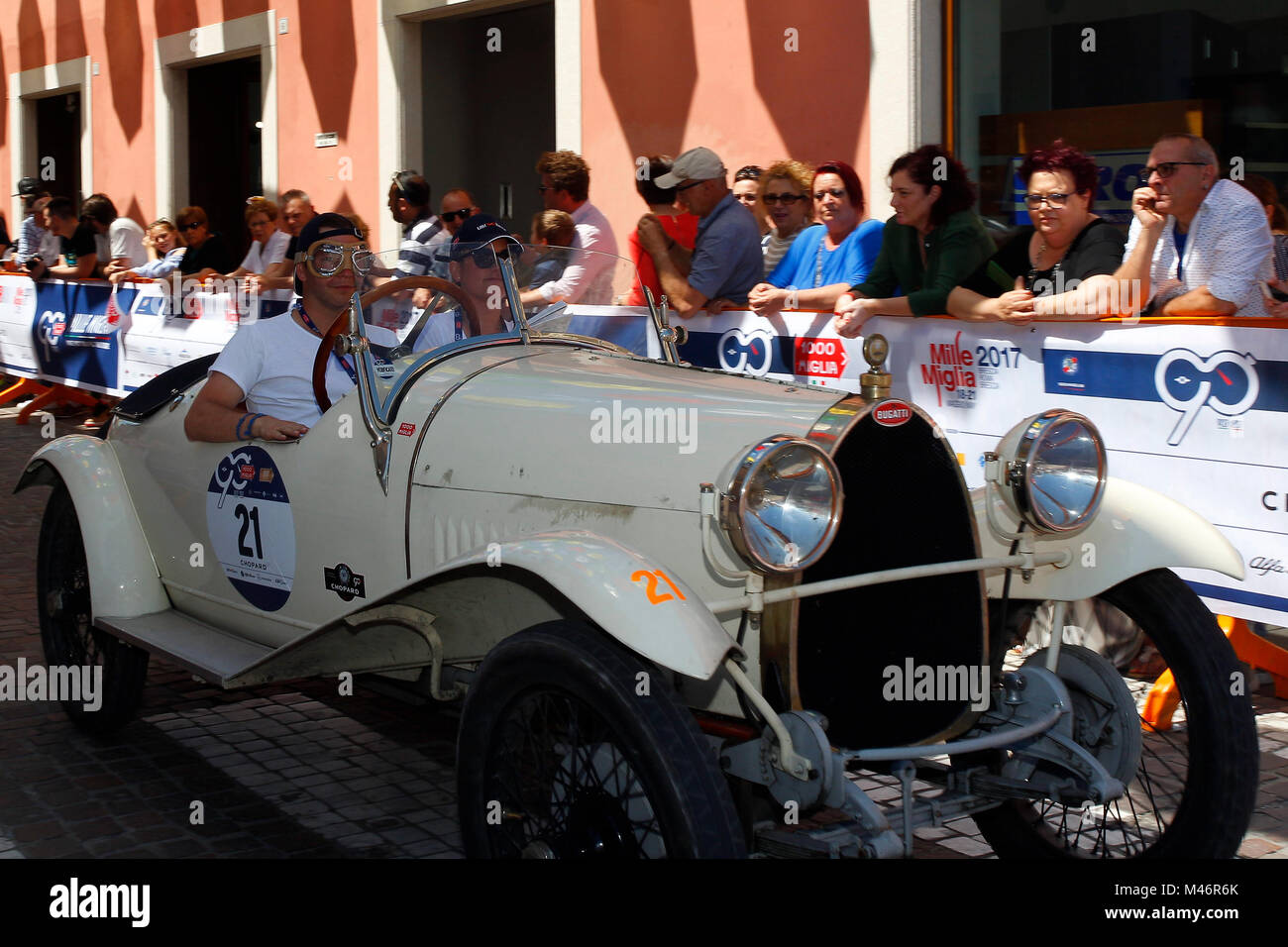 Ospitaletto, Italie. 21ème, mai 2017. Équipage composé par Vassili Lantsov (B) et Eleonora Laqueur (NL) avec leur modèle, voiture Bugatti Type 23 1925, exécuter un Banque D'Images