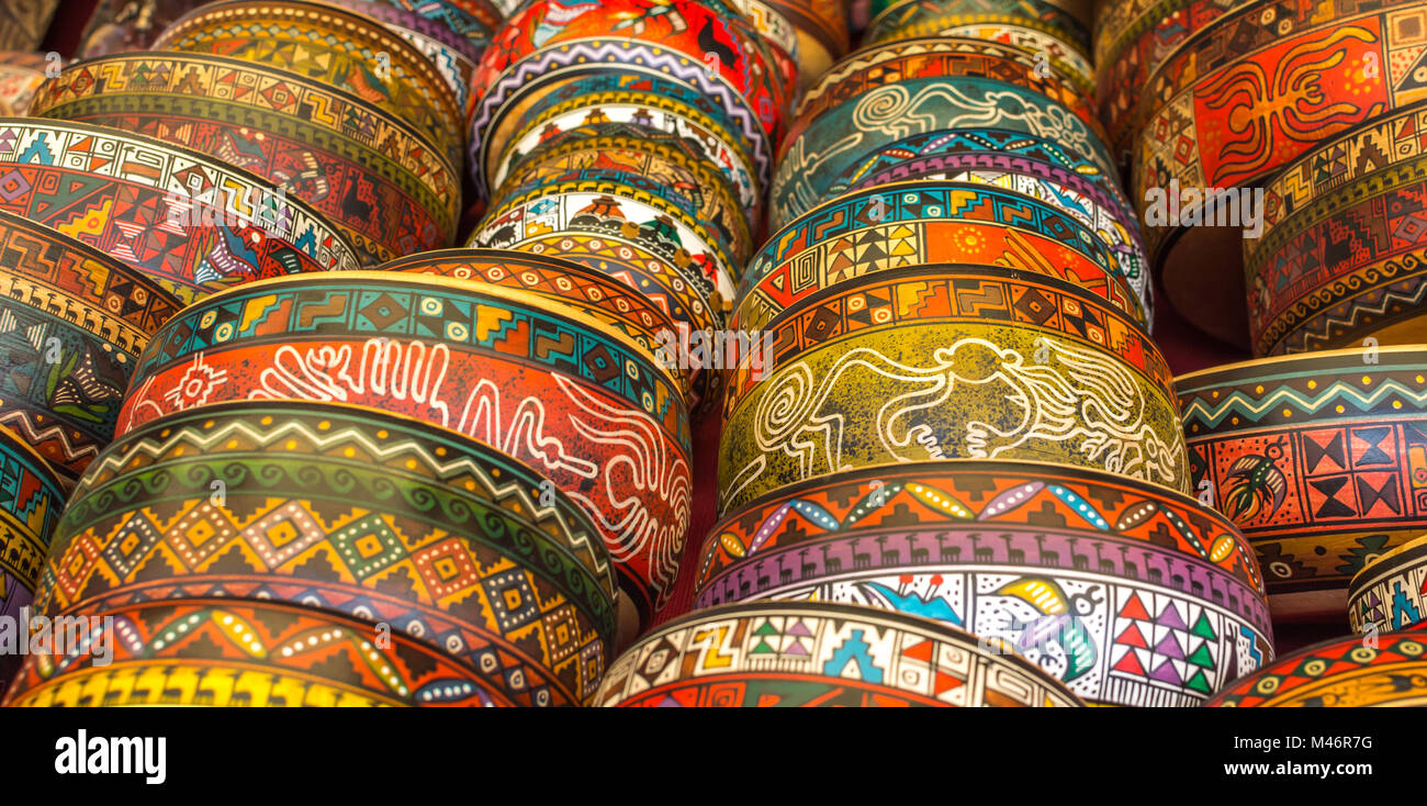 Vue rapprochée de pots en céramique peint coloré, souvenirs de voyage, pour la vente au marché local de Pisac, région de Cuzco au Pérou, en Amérique du Sud. Banque D'Images
