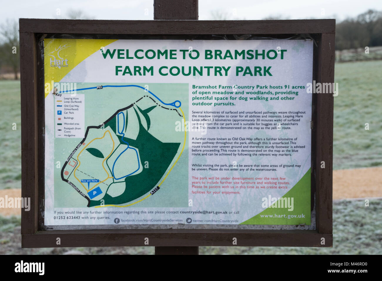 Information board à l'ouverture récente de la Bramshot Farm Country Park près de flotte dans le Hampshire, au Royaume-Uni, un site d'autres espaces verts naturels (Sang) Banque D'Images