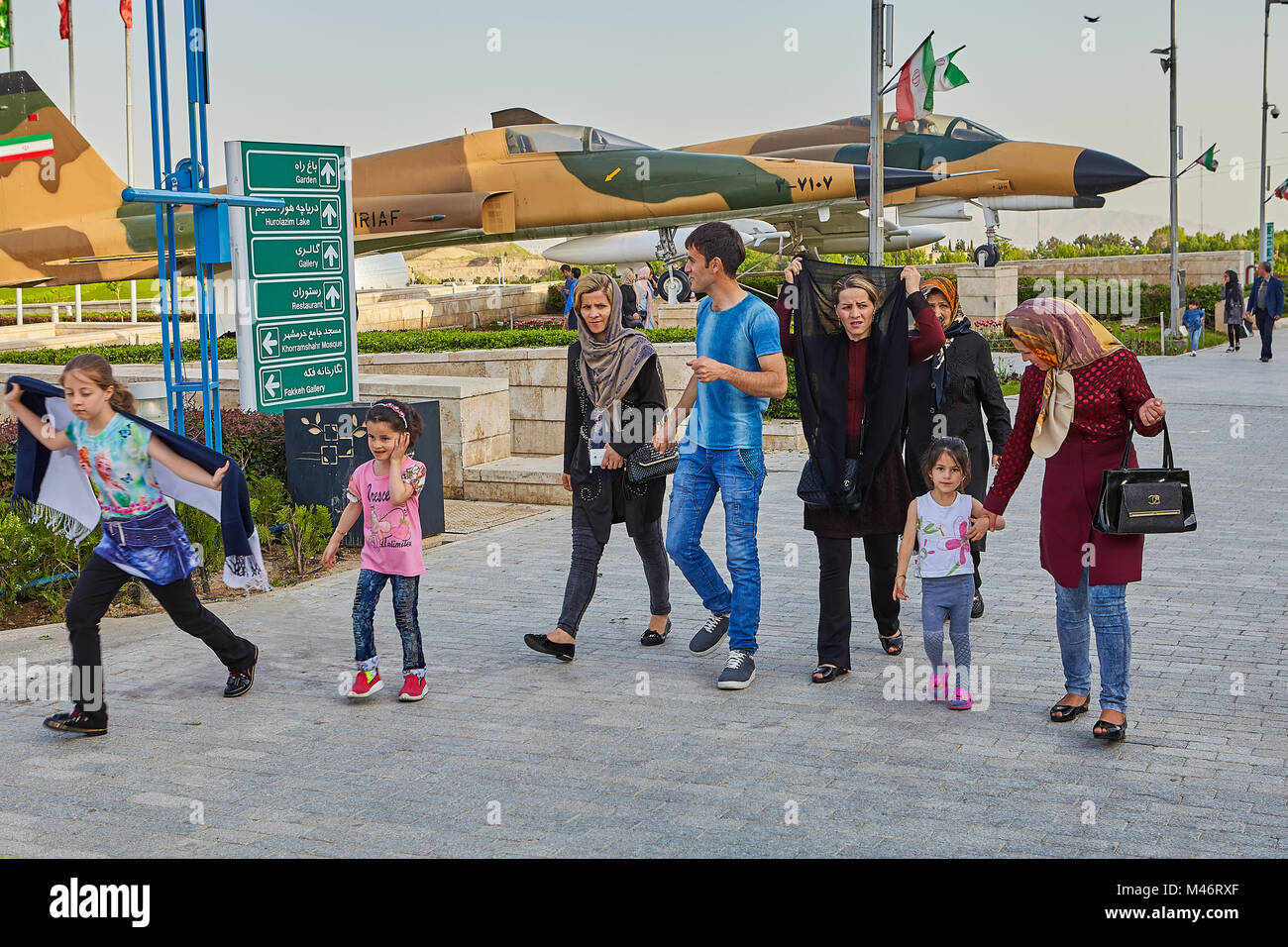 Téhéran, Iran - 28 Avril 2017 : les femmes iraniennes dans un hijab, l'homme et les enfants sont à pied autour de musée de la Défense Saint avec des expositions concernant l'ir de l'année 8 Banque D'Images