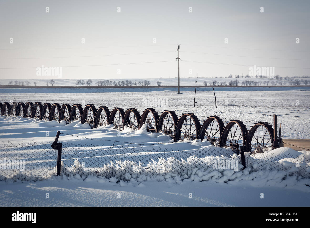 Tracteur à roues fer Vintage dans la neige. Paysage d'hiver photo. Banque D'Images