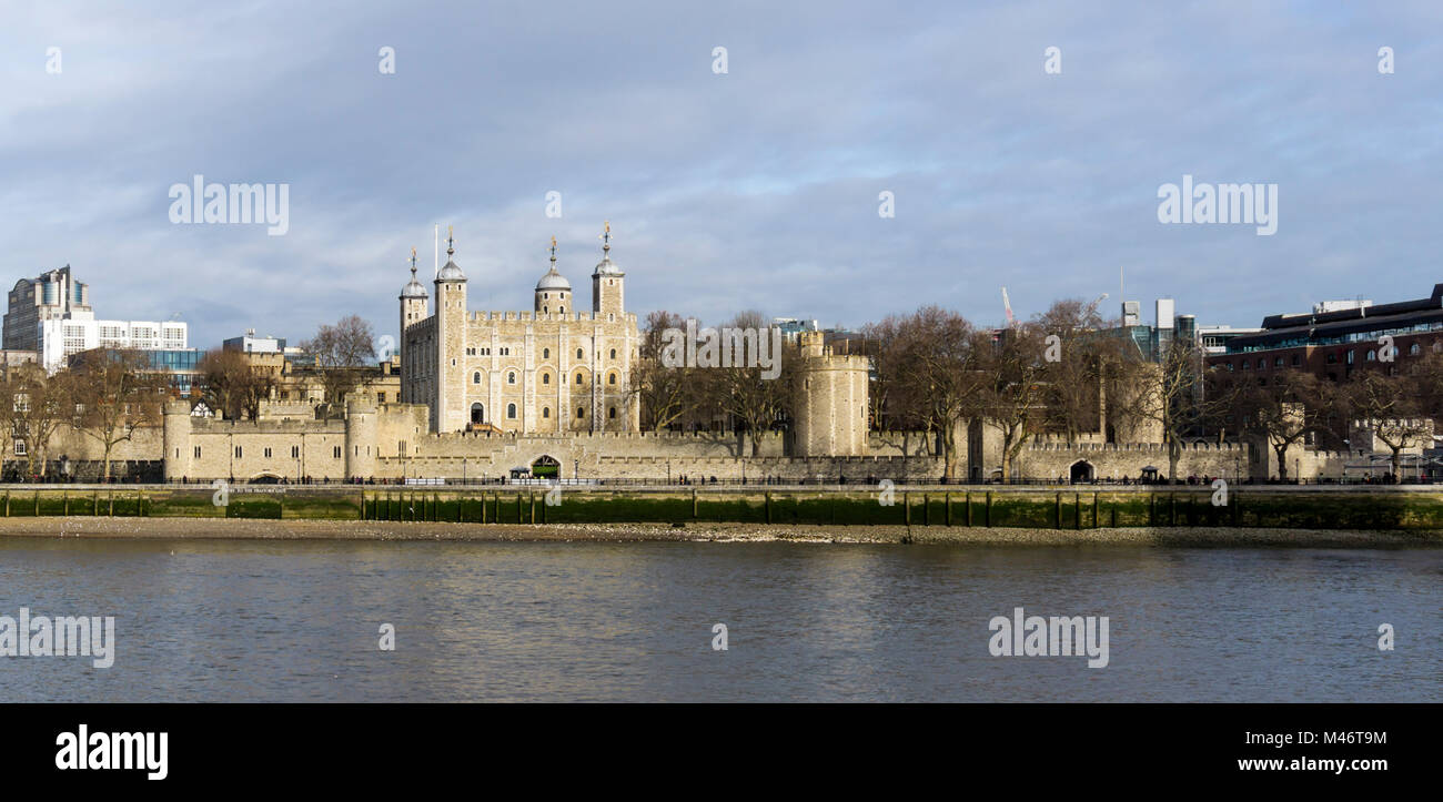 La Tour de Londres vue sur la Tamise. Banque D'Images
