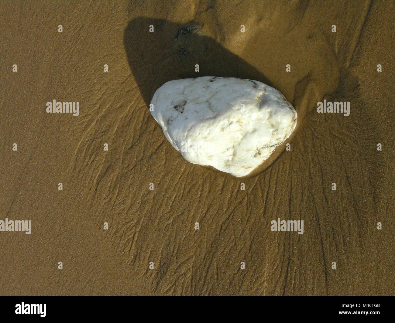 Le sable humide, White Rock, la texture du sable vague marques streak Banque D'Images