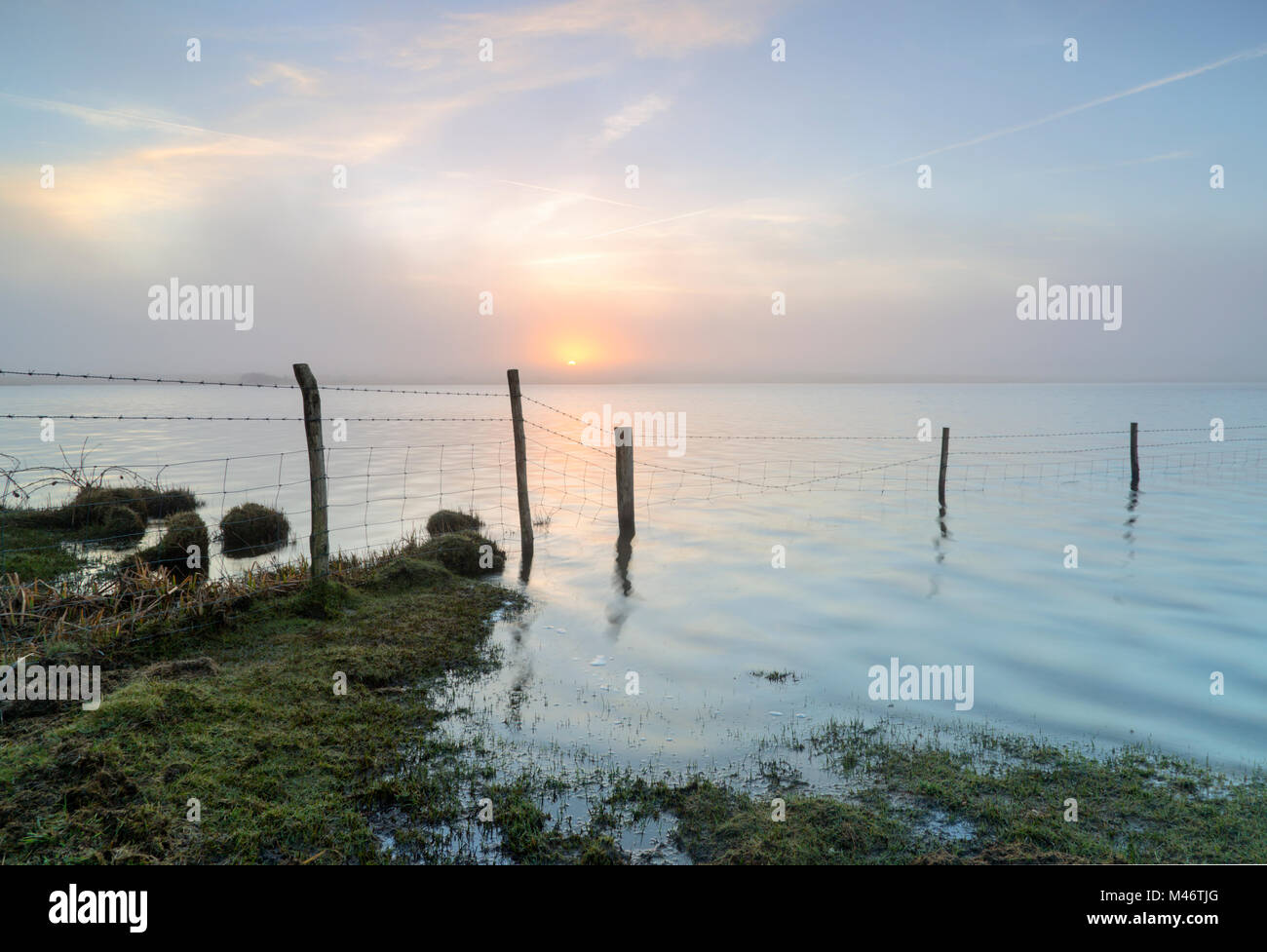 Lever de soleil au-dessus du réservoir Crowdy sur Bodmin Moor Banque D'Images