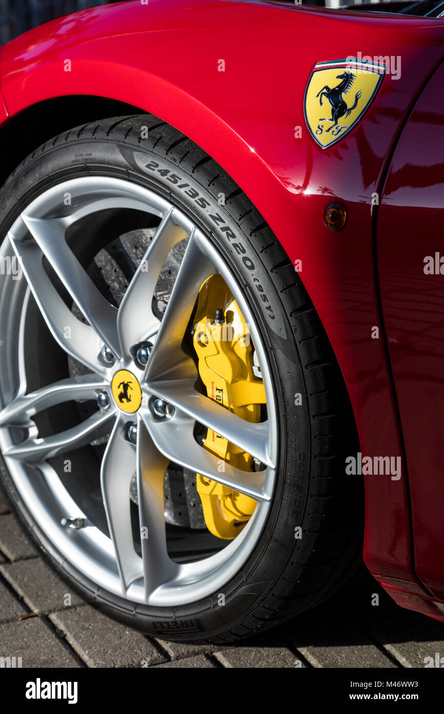 La roue avant et frein de stationnement détails d'une voiture de sport Ferrari 458 sur l'affichage à l 'Cars sur 5th' autoshow, Naples, Florida, USA Banque D'Images