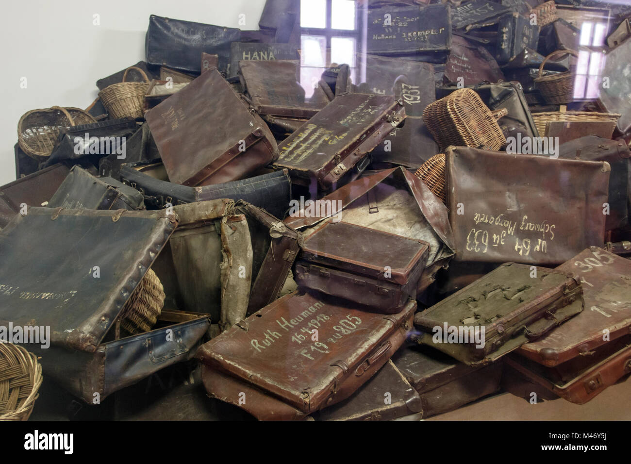 Auschwitz, Malopolskie / Pologne - 04 févr. 2018 : Auschwitz Birkenau, camp de concentration et d'extermination nazis. Sacs de victimes. Banque D'Images