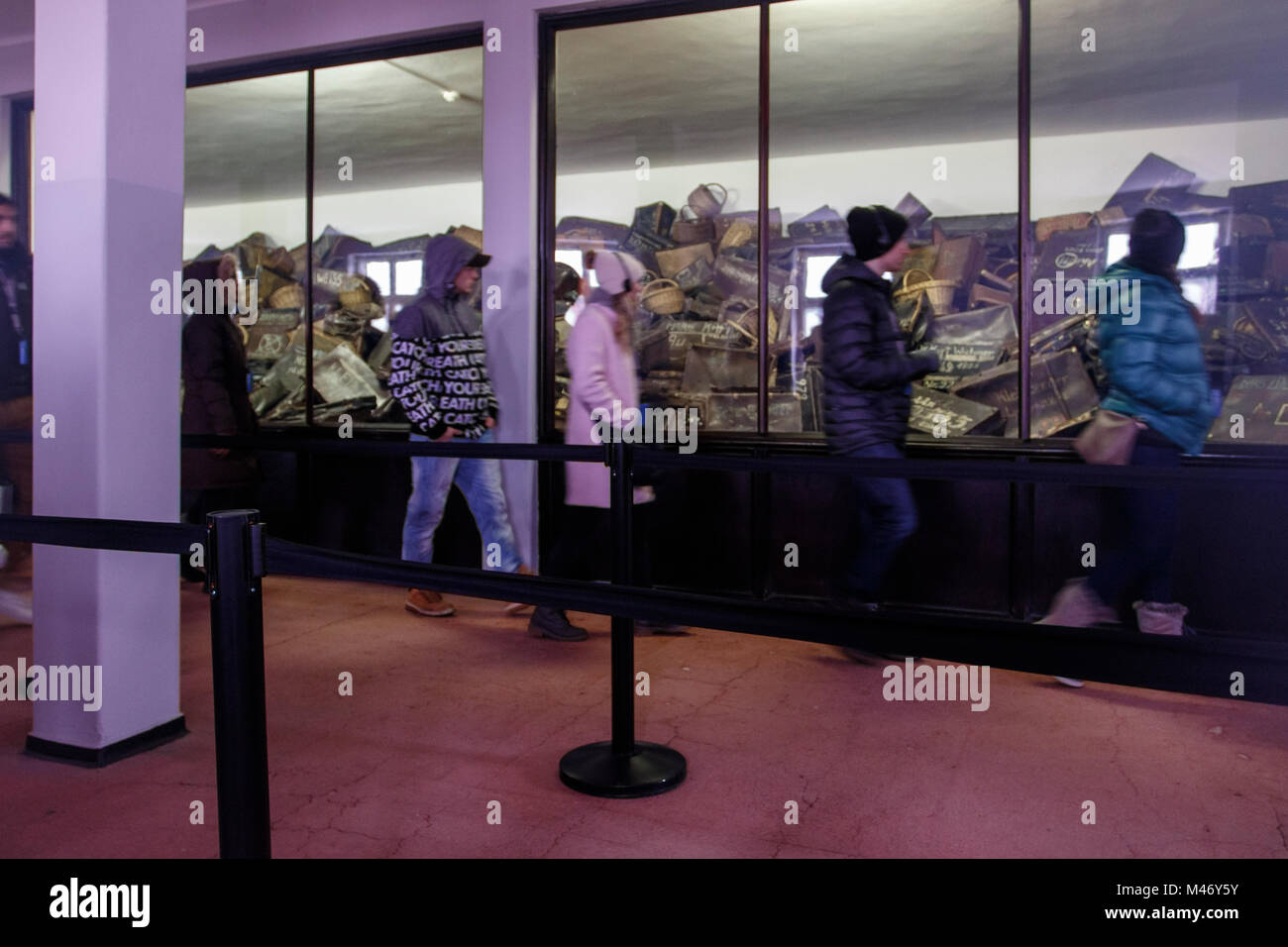 Auschwitz, Malopolskie / Pologne - 04 févr. 2018 : Auschwitz Birkenau, camp de concentration et d'extermination nazis. Les visiteurs du musée du camp. Banque D'Images