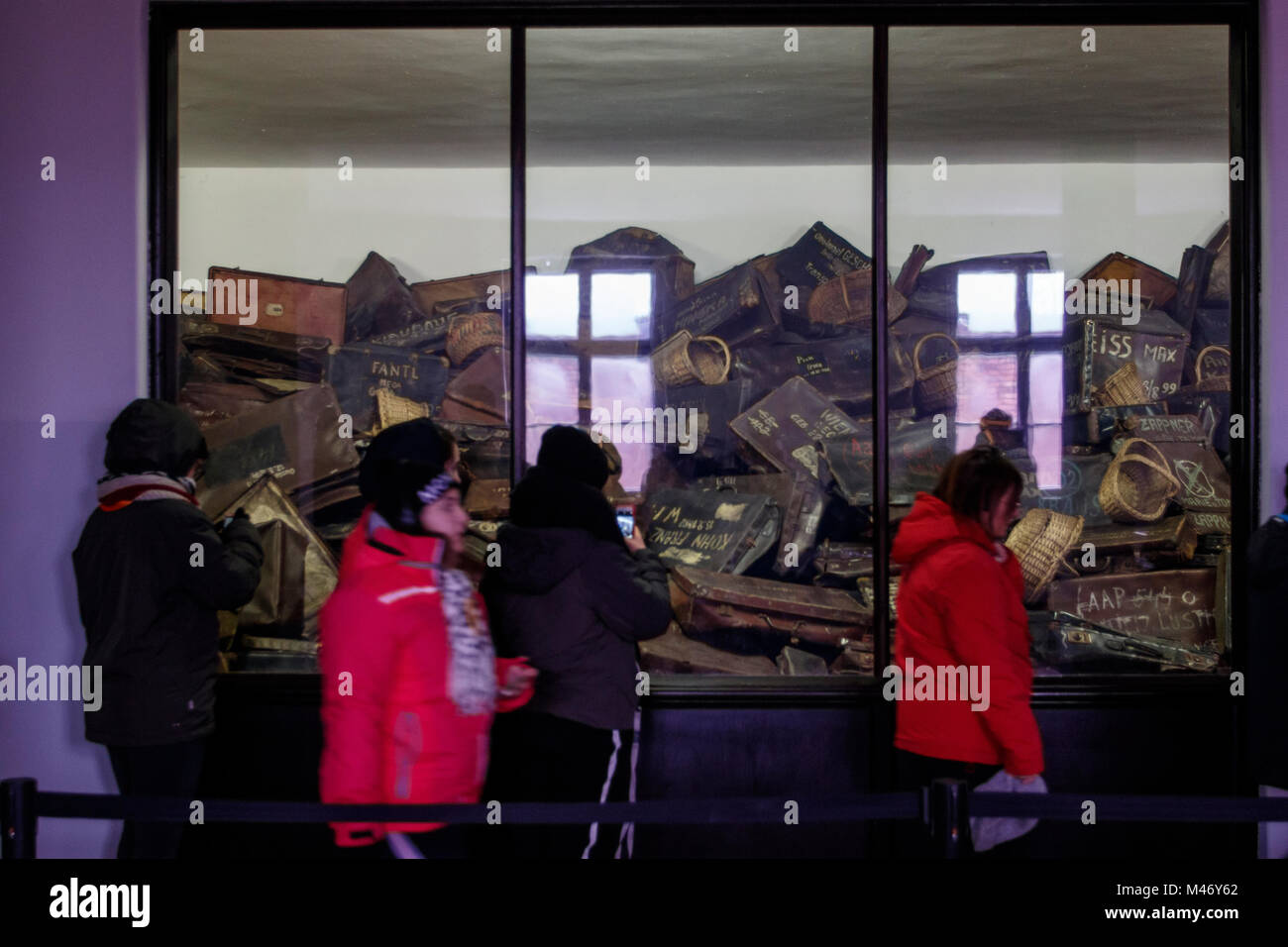 Auschwitz, Malopolskie / Pologne - 04 févr. 2018 : Auschwitz Birkenau, camp de concentration et d'extermination nazis. Les visiteurs du musée du camp. Banque D'Images