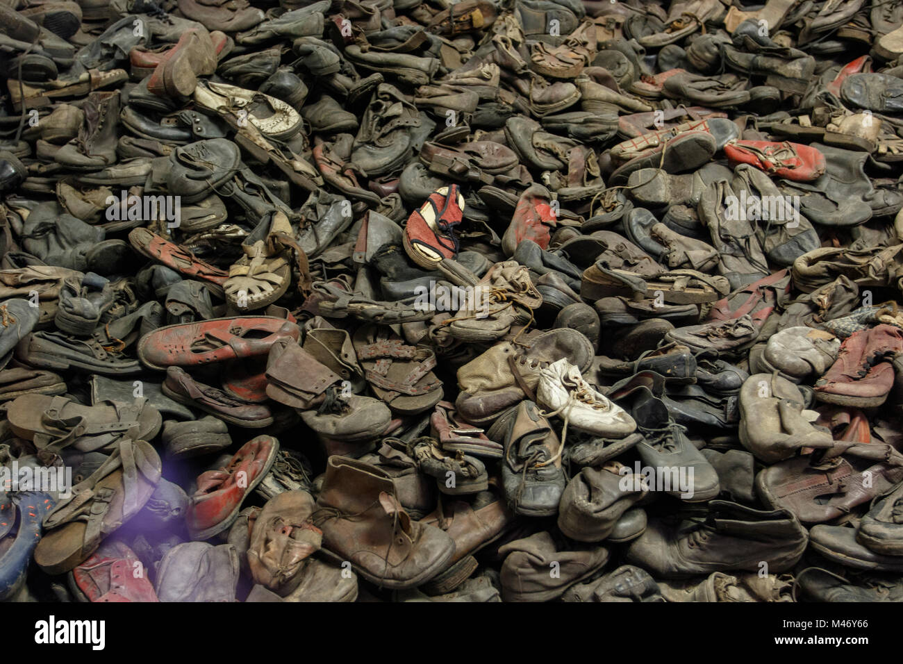Auschwitz, Malopolskie / Pologne - 04 févr. 2018 : Auschwitz Birkenau, camp de concentration et d'extermination nazis. Tas de chaussures de la victimes de l'holo Banque D'Images