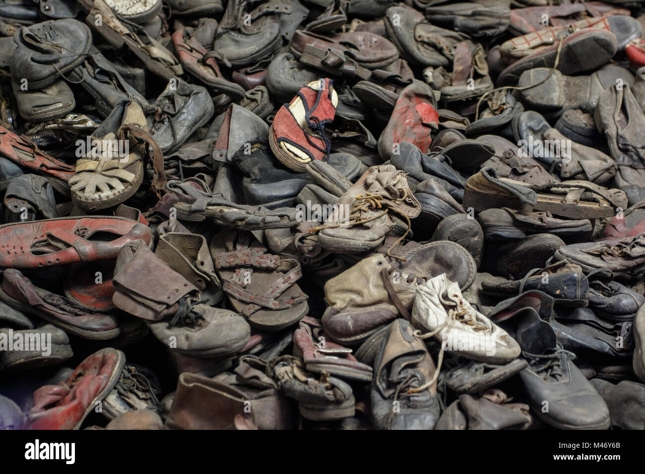 Auschwitz, Malopolskie / Pologne - 04 févr. 2018 : Auschwitz Birkenau, camp de concentration et d'extermination nazis. Tas de chaussures de la victimes de l'holo Banque D'Images