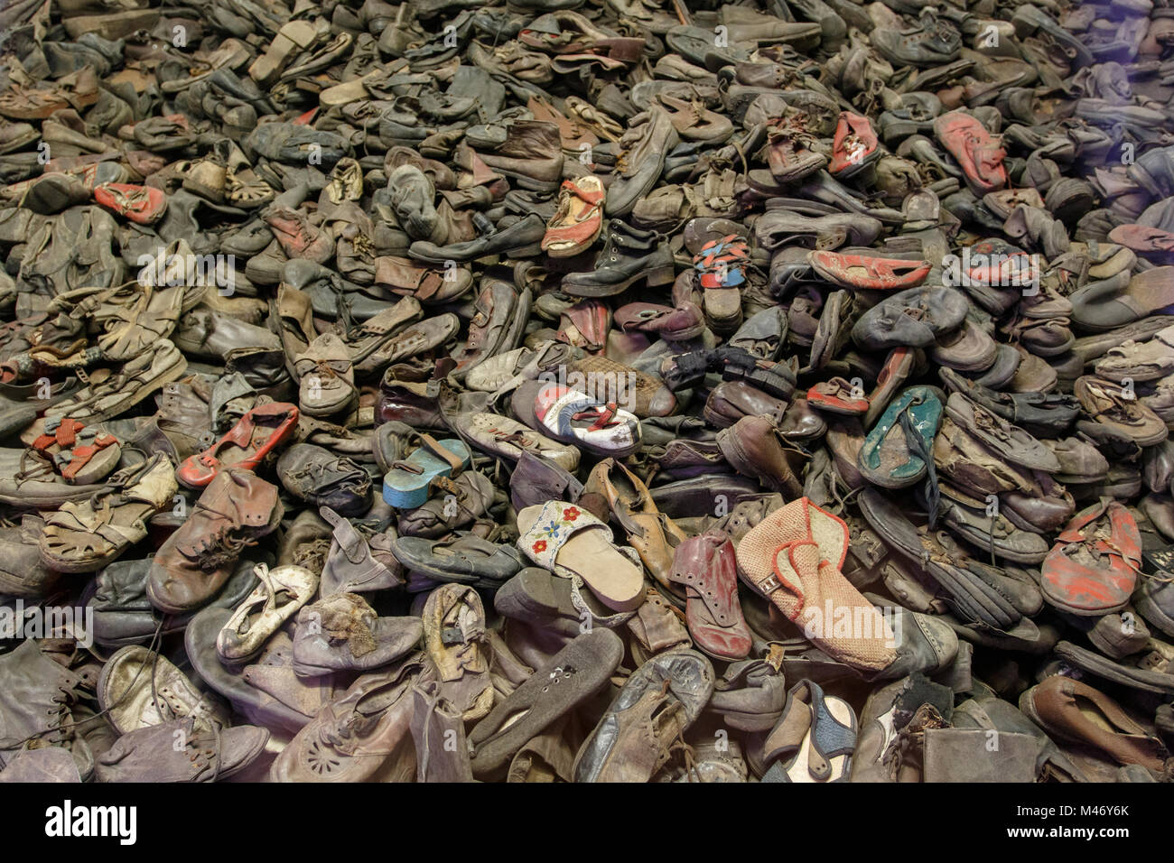 Auschwitz, Malopolskie / Pologne - 04 févr. 2018 : Auschwitz Birkenau, camp de concentration et d'extermination nazis. Tas de chaussures de la victimes de l'holo Banque D'Images
