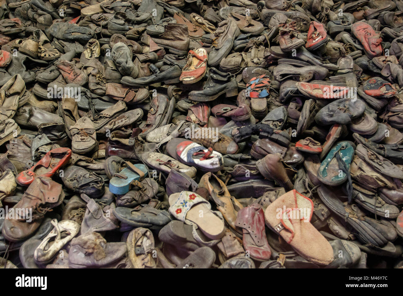 Auschwitz, Malopolskie / Pologne - 04 févr. 2018 : Auschwitz Birkenau, camp de concentration et d'extermination nazis. Tas de chaussures de la victimes de l'holo Banque D'Images
