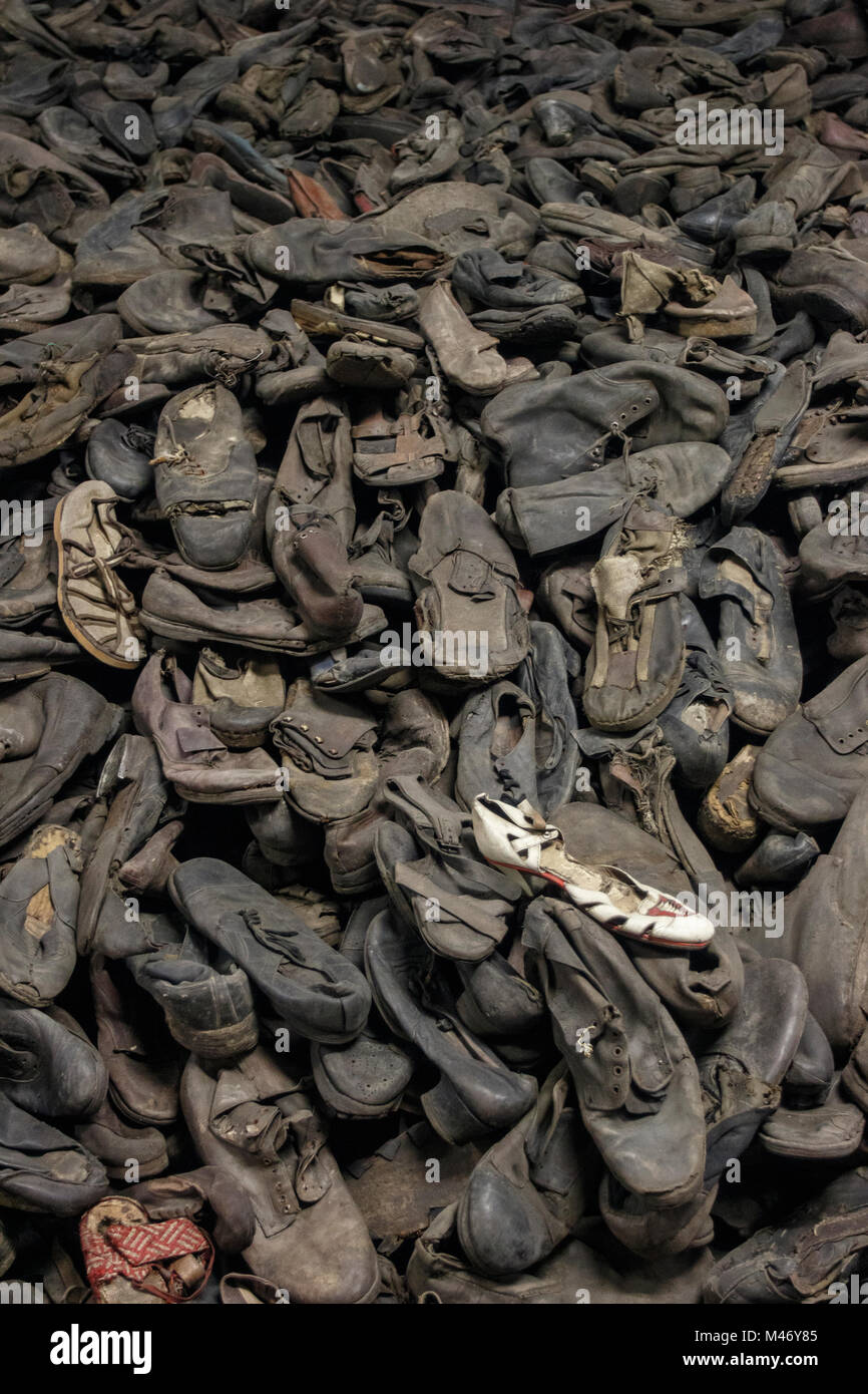 Auschwitz, Malopolskie / Pologne - 04 févr. 2018 : Auschwitz Birkenau, camp de concentration et d'extermination nazis. Tas de chaussures de la victimes de l'holo Banque D'Images