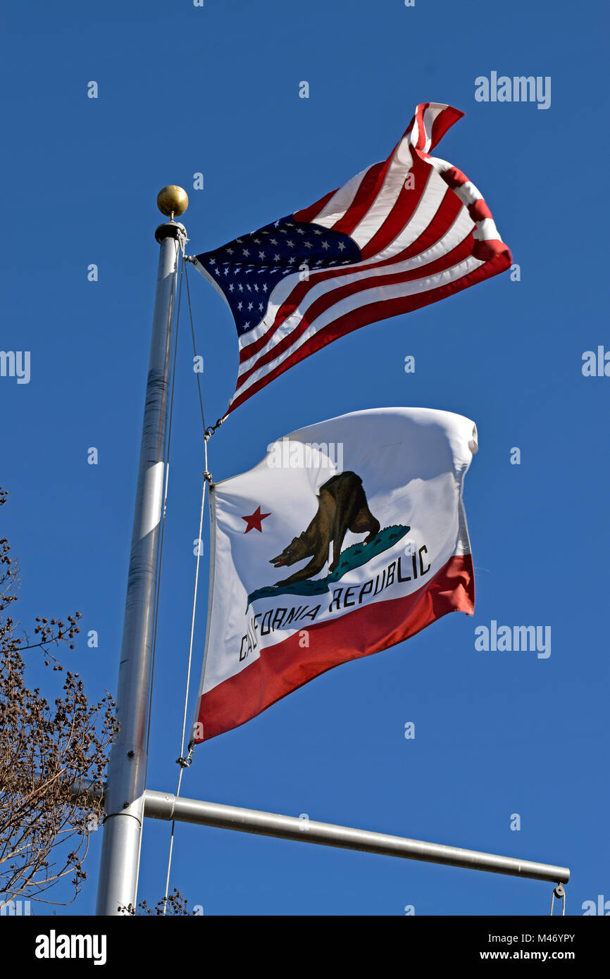 Drapeau de l'État de Californie et drapeau américain au lac Elizabeth, Fremont. Banque D'Images