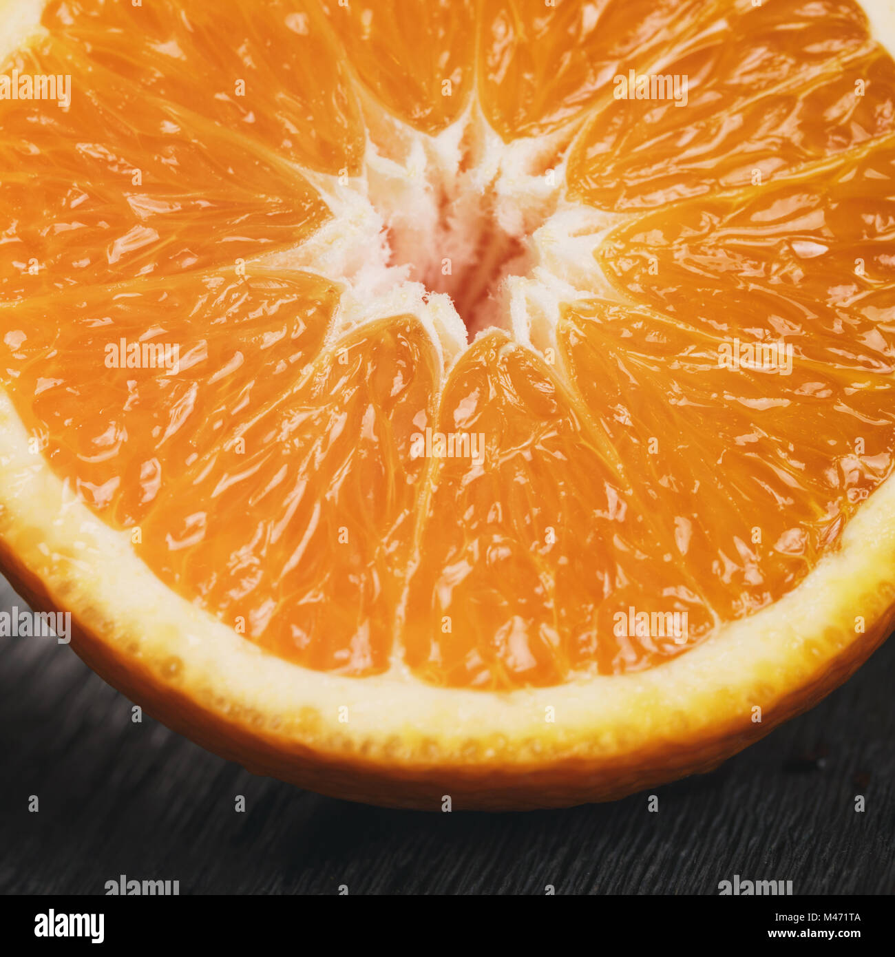 Trois oranges mûres sur table en bois la moitié cut Banque D'Images