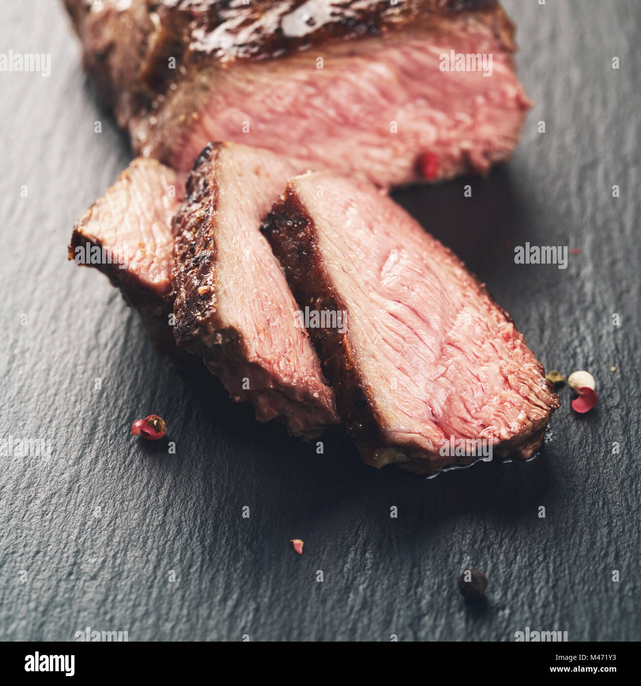 Entrecote steak de boeuf tranché sur ardoise board Banque D'Images