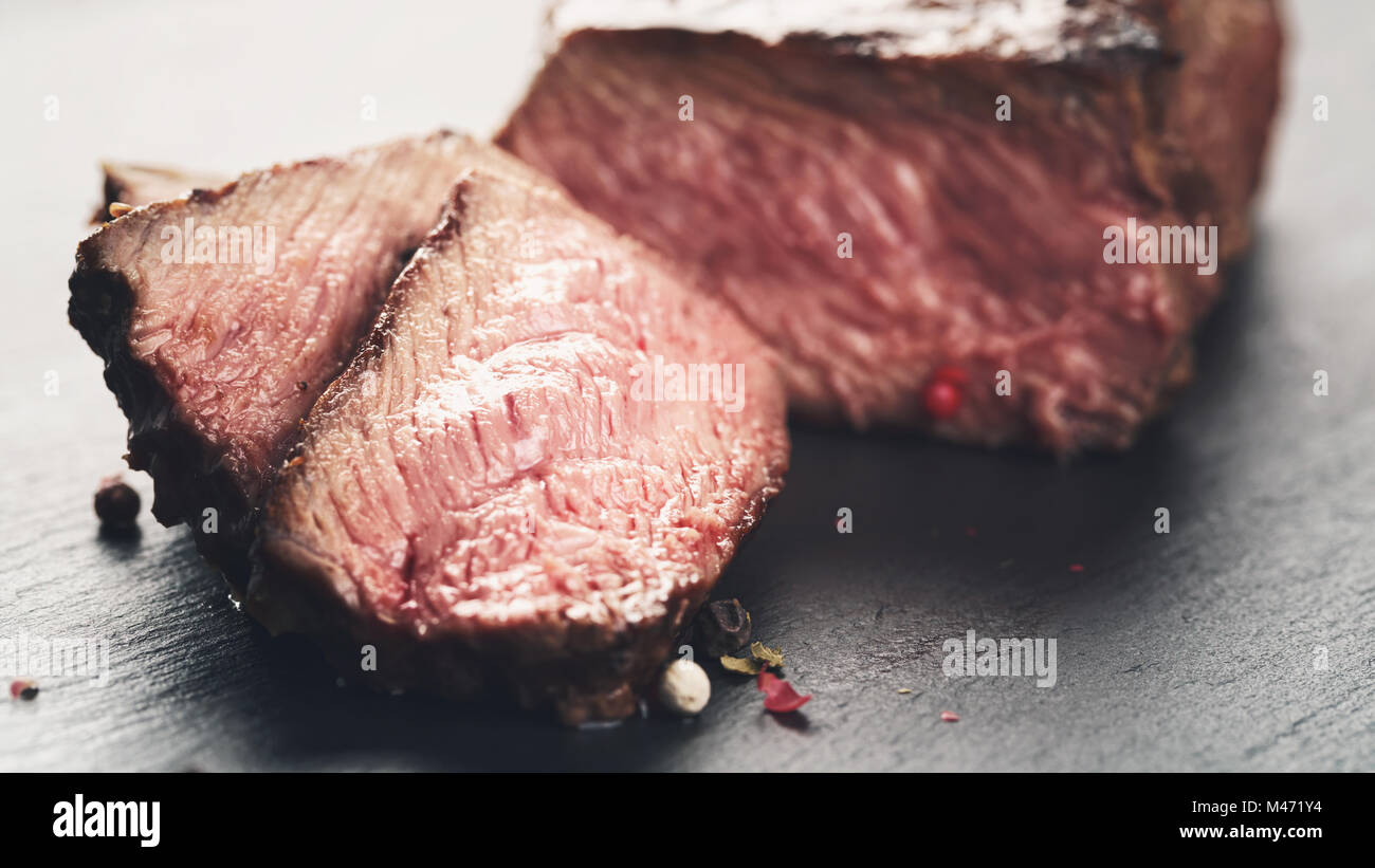 Entrecote steak de boeuf tranché sur ardoise board Banque D'Images